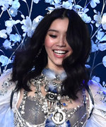 This Model Fell on the Victoria’s Secret Runway but Handled It Like a Pro