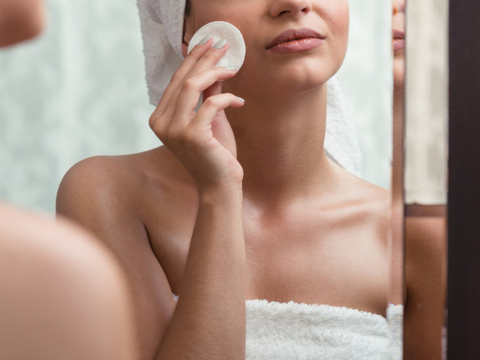 Can Witch Hazel Help Heal Your Breakouts? 